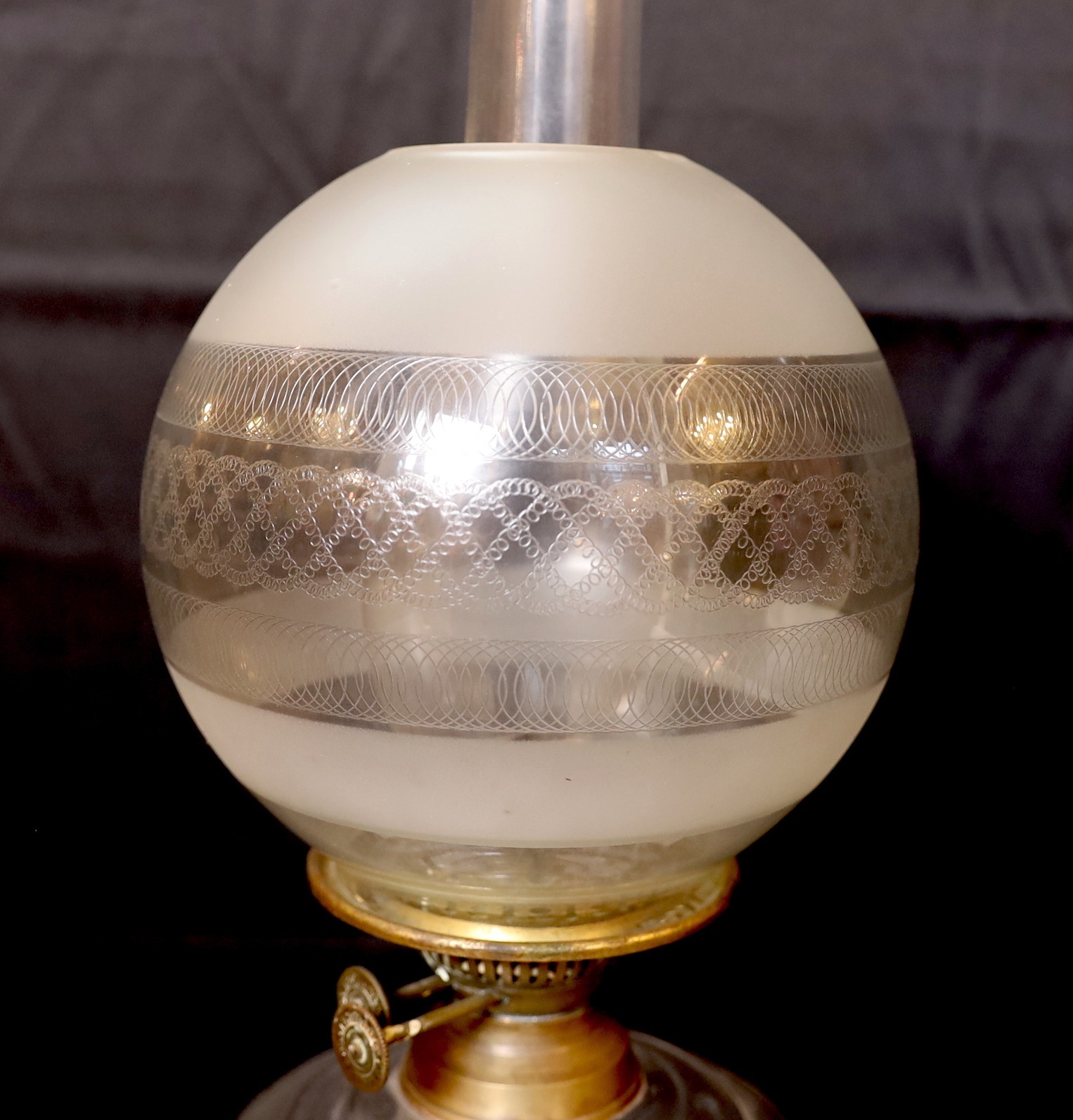 An Edwardian brass Corinthian column oil lamp with glass reservoir and etched glass shade, height overall 80cm